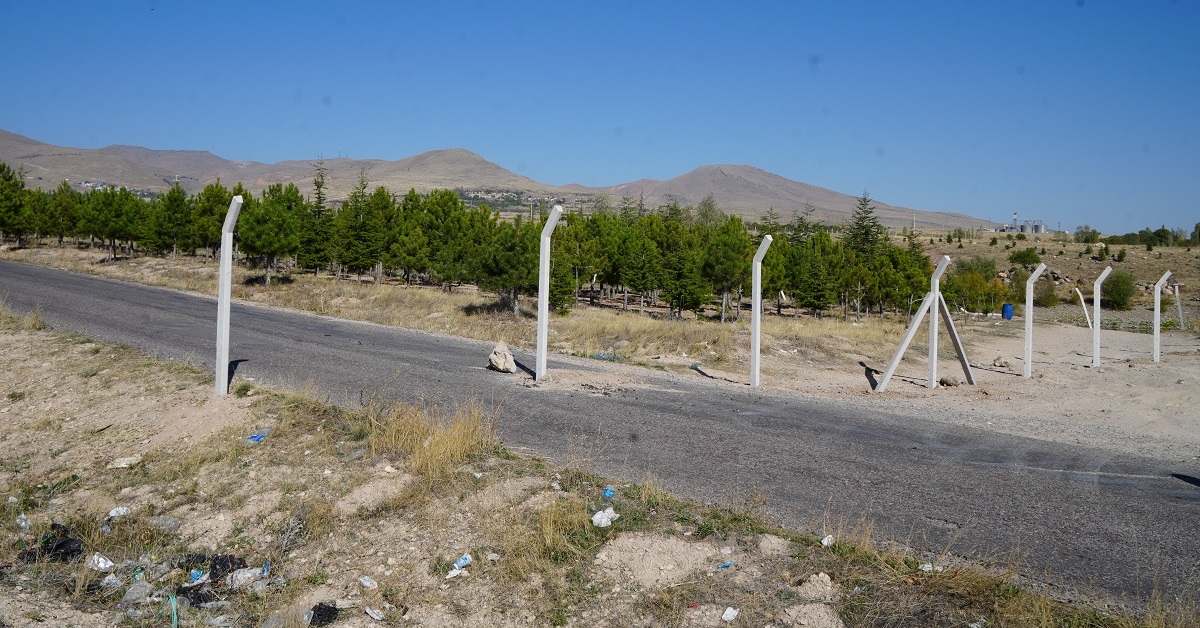 “Benim” dedi tel örgüyle çevirdi: 60 senelik yolu kapattı