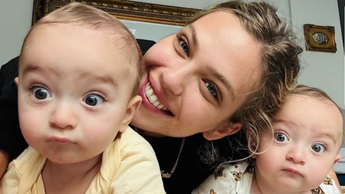 İdo Tatlıses’in ikizlerinden yeni kareler! Bebekler anneleriyle uyurken çekti