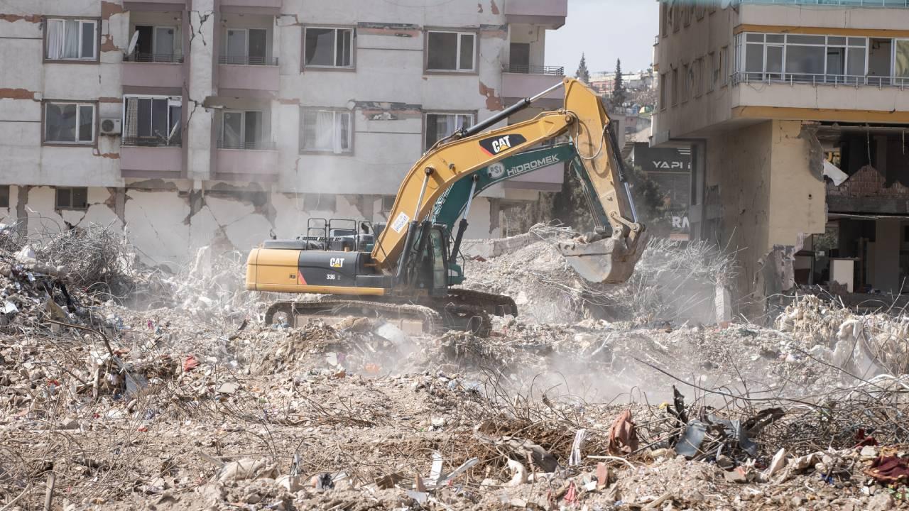 Depremde yıkılan Ebrar Sitesi F Blokla ilgili 5 eski kamu görevlisine dava açıldı