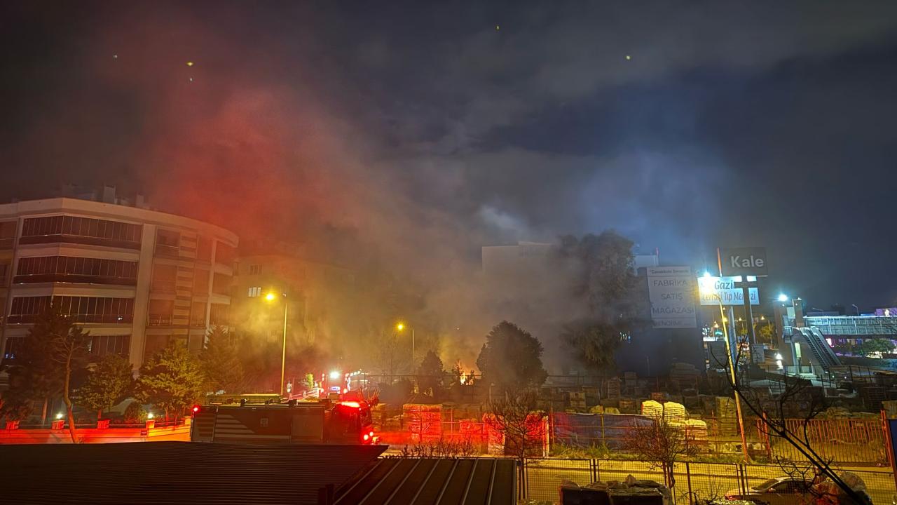 İzmir’de seramik deposunda yangın