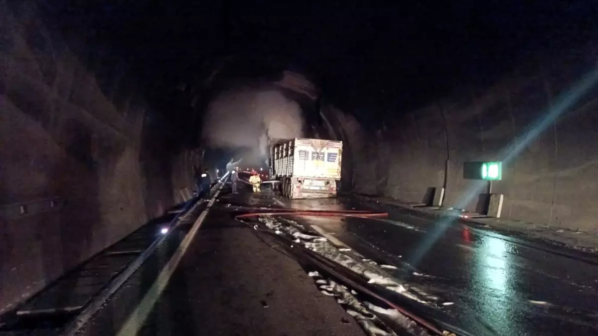 Erkenek Tüneli’nde Yangın: Trafik Tek Yönlü Açıldı